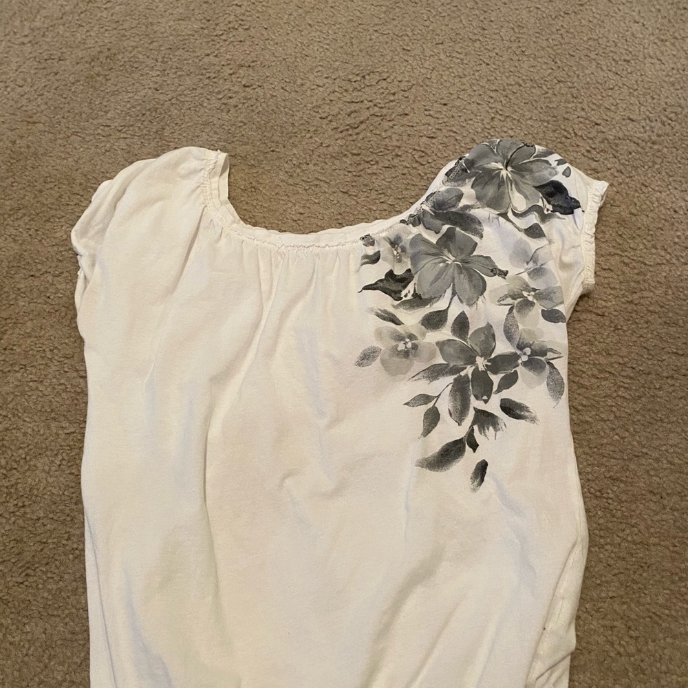 white/grey flower short sleeve